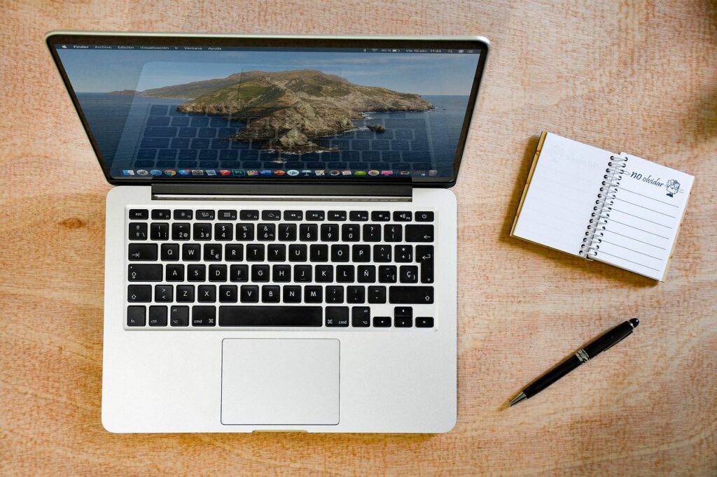 Mac Apple Desktop Office Internet  - JuanMarcelFrancia / Pixabay