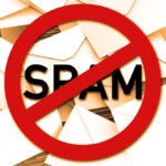 Anti-SPAM-Schild mit Mails im Hintergrund - orange